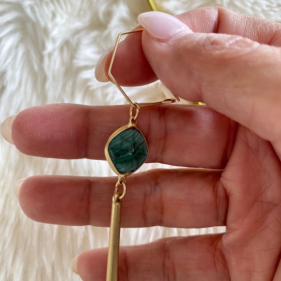 Long green stone and gold drop earrings - Picture 2 of 3